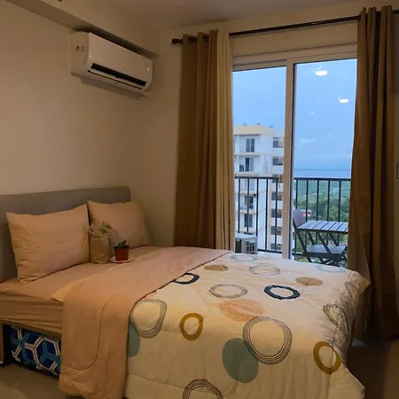 Studio With Balcony And Pool View In The Heart Of Lapu-Lapu, Cebu